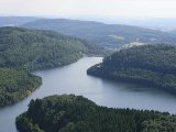 Blick aud der Luft auf die Talsperre Nonnweiler